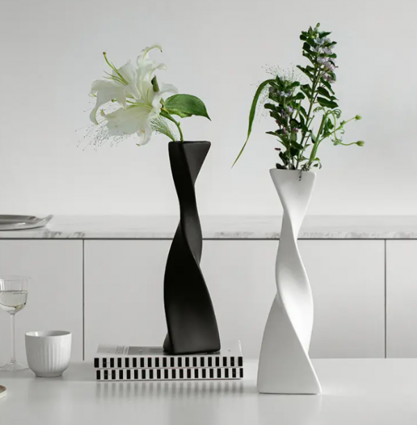 Vas bunga dengan desain spiral yang unik